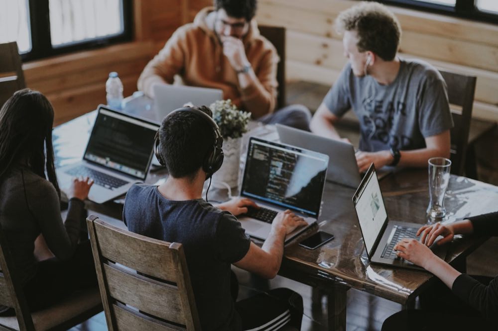 Equipe de marketing digital trabalhando em conjunto
